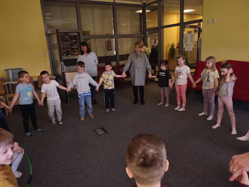 zabawy grupowe z udziałem dzieci i dyrektor CUS zabawy grupowe z udziałem dzieci i dyrektor CUS