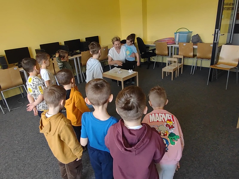 zabawy grupowe z udziałem dzieci i opiekuna